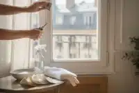 Enlever une étiquette sur une vitre sans laisser de traces
