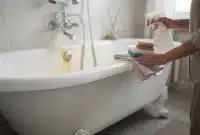 Nettoyer une baignoire tachée de jaune : les bonnes méthodes