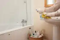 Comment enlever la moisissure dans la salle de bain